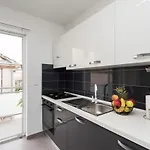 Lavi Apartment