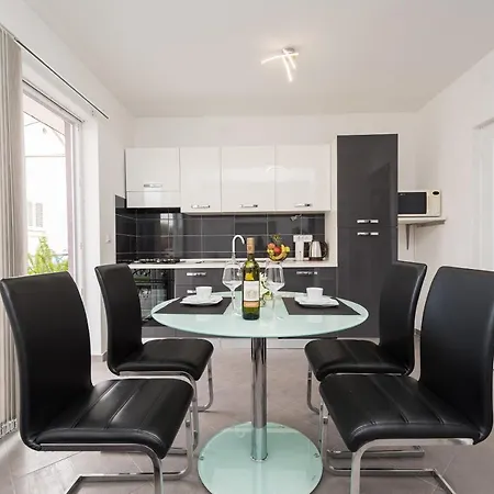 Apartamento Lavi *